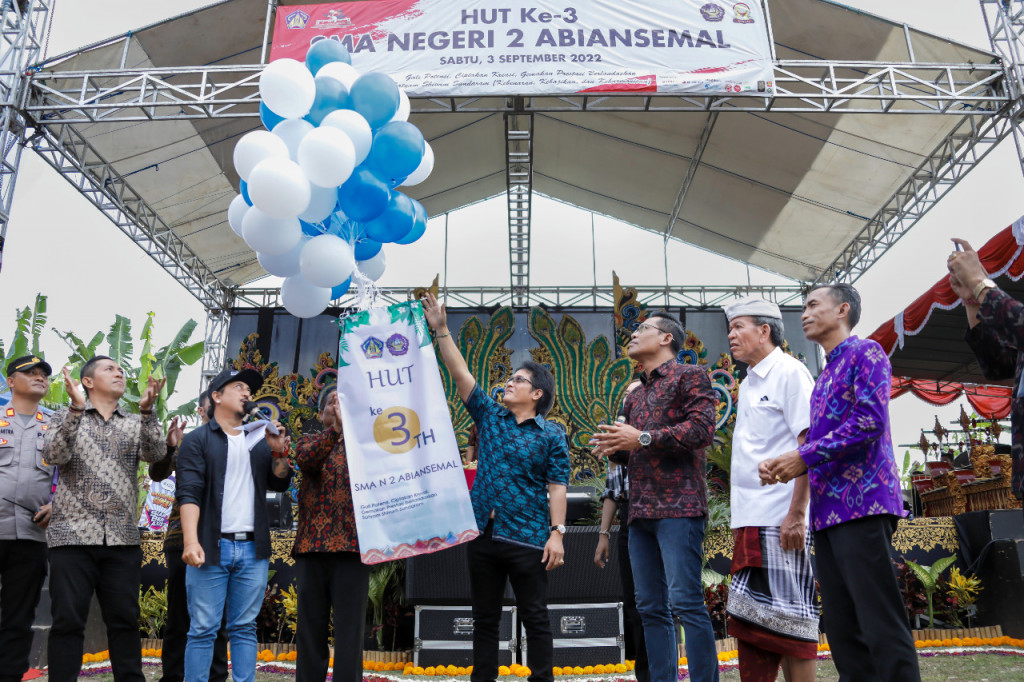 Bupati Giri Prasta Hadir di HUT Ke-3 SMAN 2 Abiansemal
